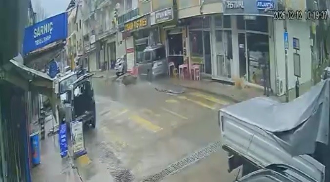 surucunun sekeri dustu kontrolden cikan arac carsiyi birbirine katti 0 H9e2uuAF