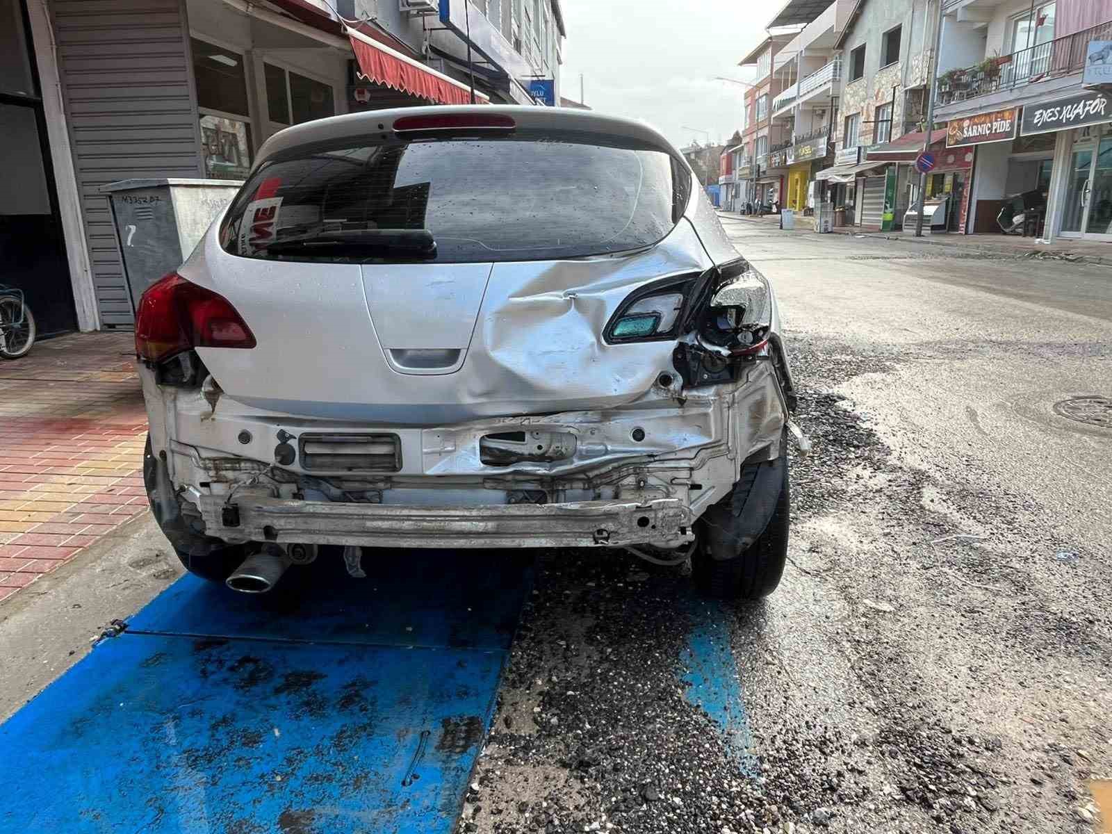 surucunun sekeri dustu kontrolden cikan arac carsiyi birbirine katti 3 5np8SSIc