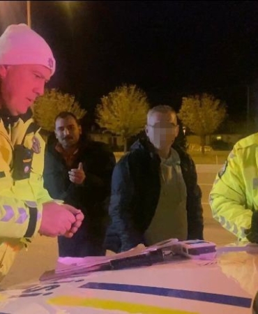 surucusu-alkollu-cikan-otomobildeki-yolcudan-gazetecilere-haberin-konusu-nedir-nzj1yYVd.jpg