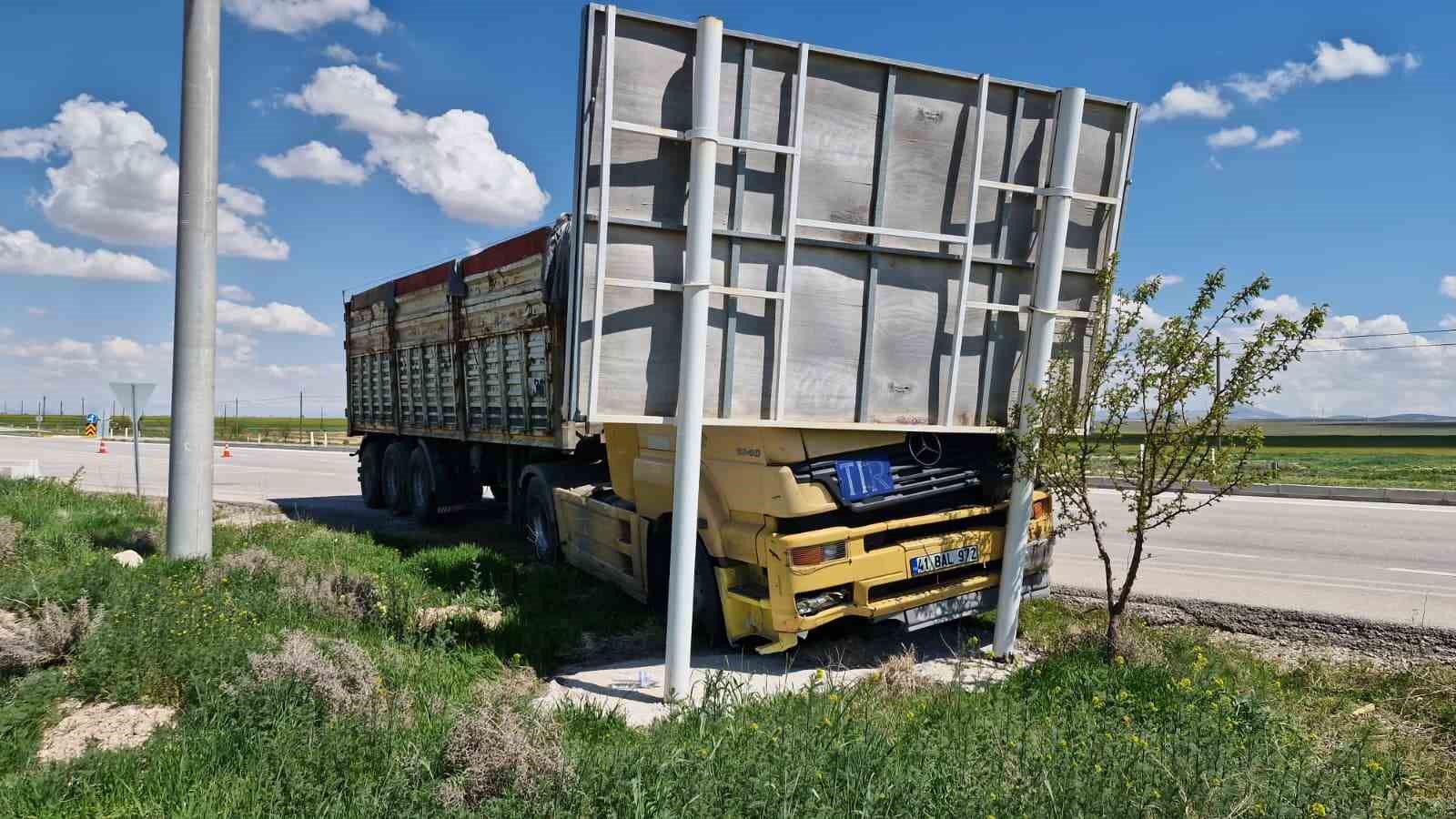 surucusu fenalasan tir reklam tabelasina carpti 4 yarali 1 pnpEBezp