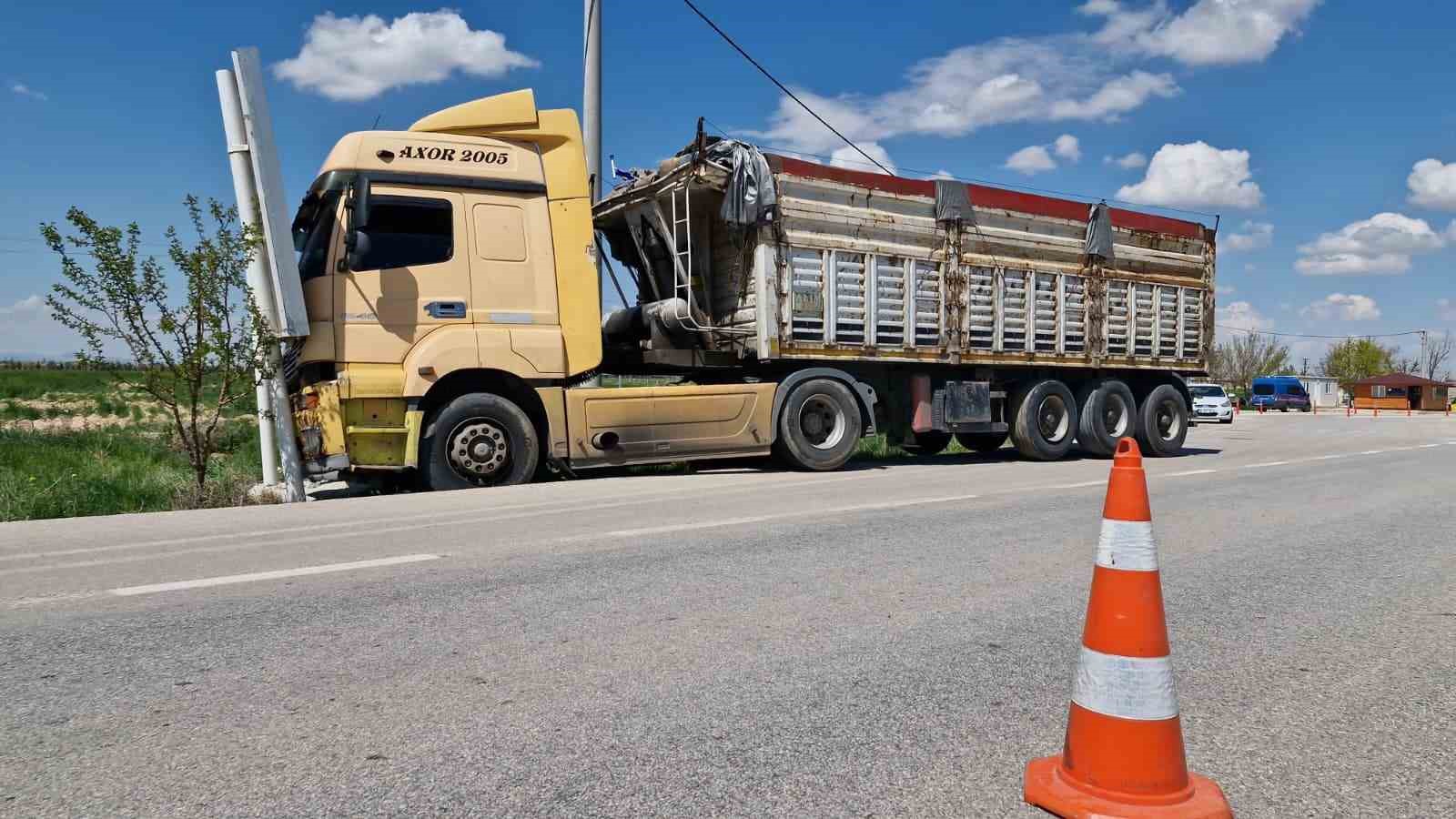 surucusu fenalasan tir reklam tabelasina carpti 4 yarali 2 HnTFgl8B
