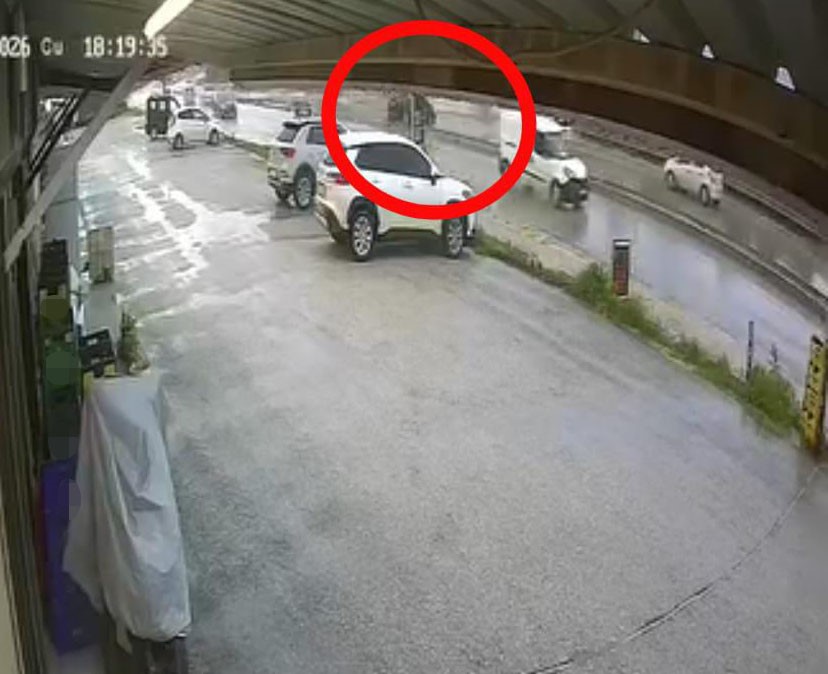 surucusu markete gitti el freni cekilmeyen otomobil ana yola cikti 0 2wJJICs5
