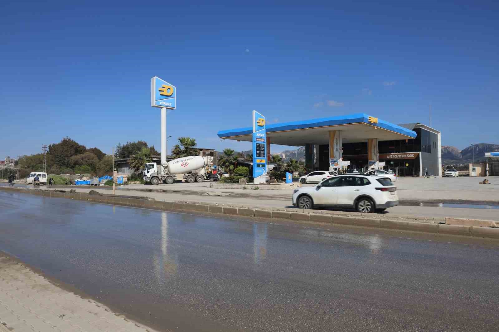 surucusu markete gitti el freni cekilmeyen otomobil ana yola cikti 2 TOnAspI8