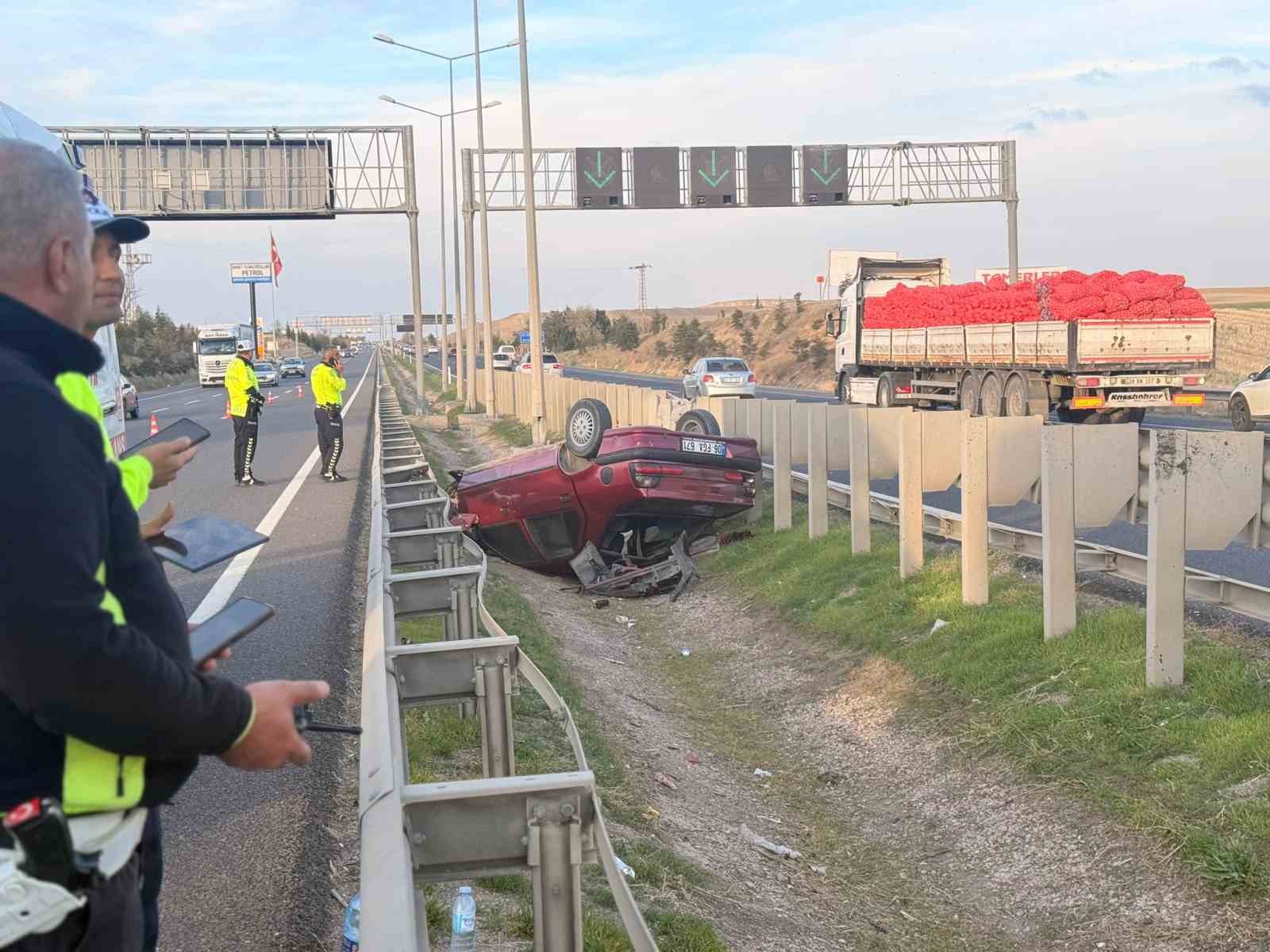 surucusunun direksiyon hakimiyetini kaybettigi otomobil refujde ters dondu 1i cocuk 3 yarali 1 QPUjEf1i