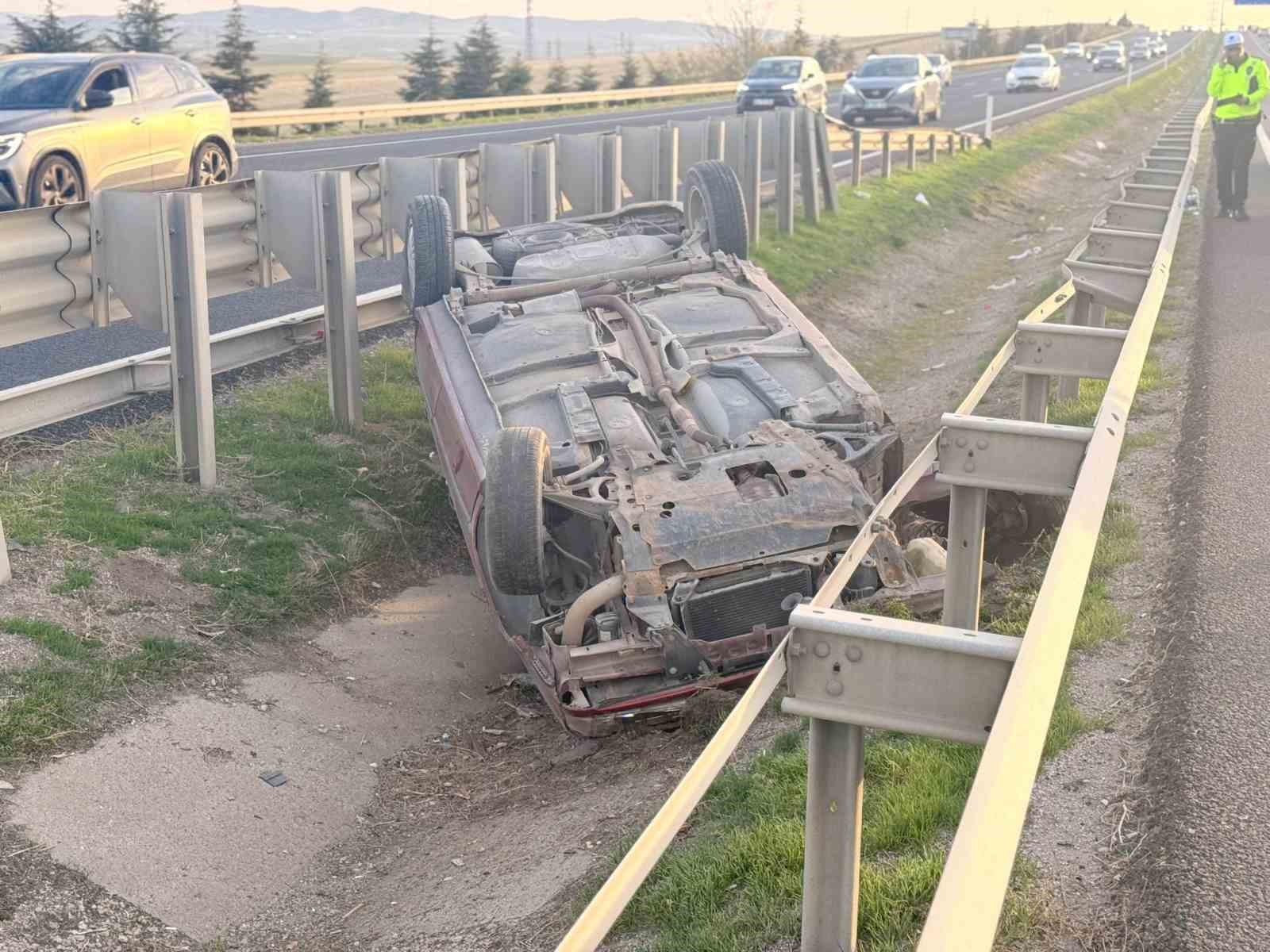 surucusunun direksiyon hakimiyetini kaybettigi otomobil refujde ters dondu 1i cocuk 3 yarali 2 aK3s7PC7