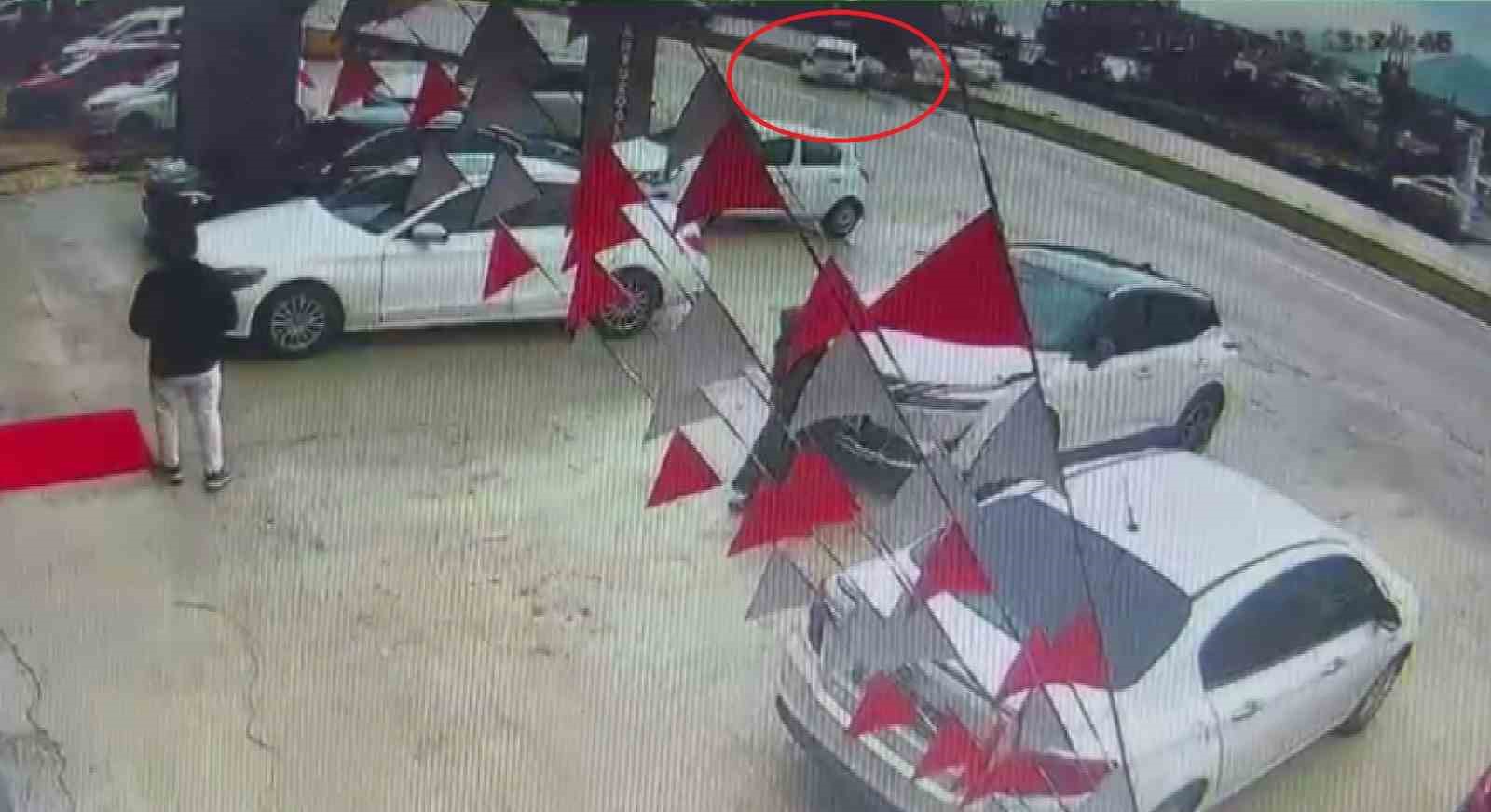 surucusunun kontrolunu kaybettigi otomobilin aydinlatma diregine carptigi anlar kamerada 0 L3O1RDLX