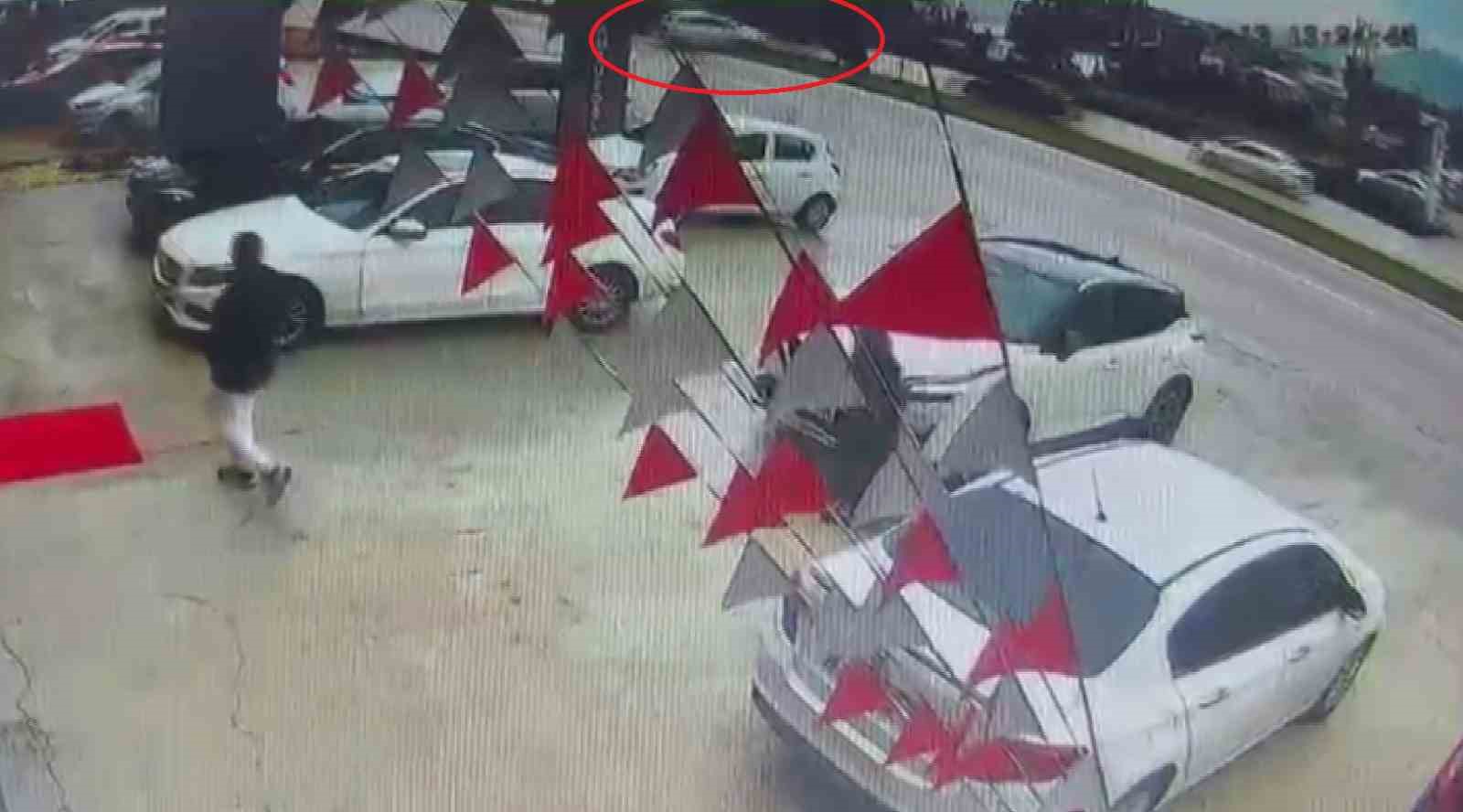 surucusunun kontrolunu kaybettigi otomobilin aydinlatma diregine carptigi anlar kamerada 1 IO6D7pPr