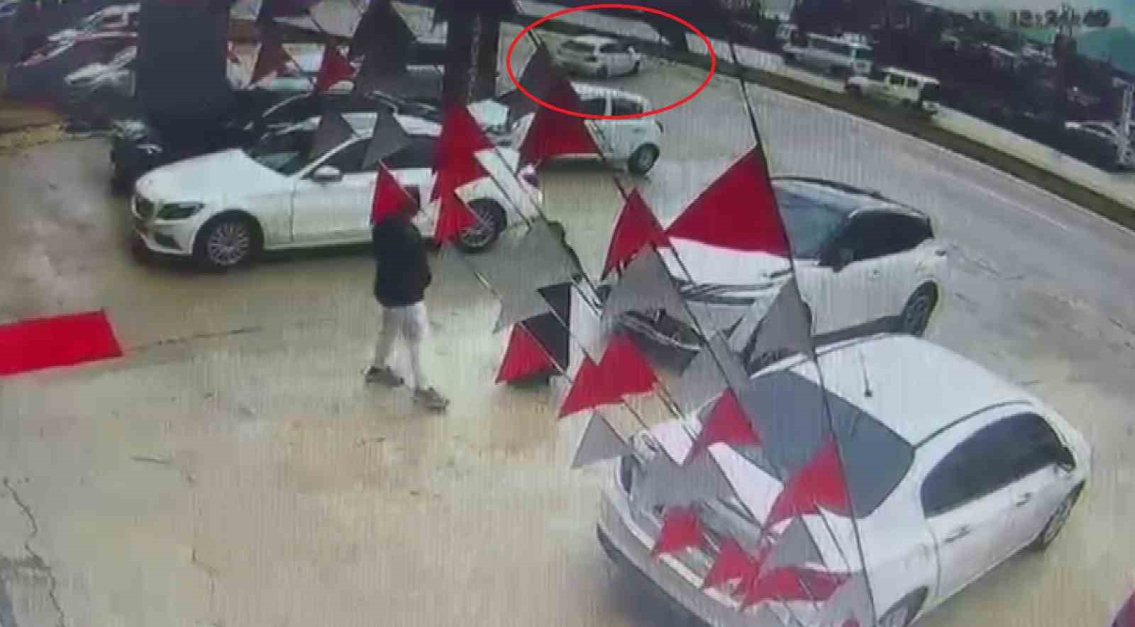 surucusunun kontrolunu kaybettigi otomobilin aydinlatma diregine carptigi anlar kamerada 2 6hvFcEhG