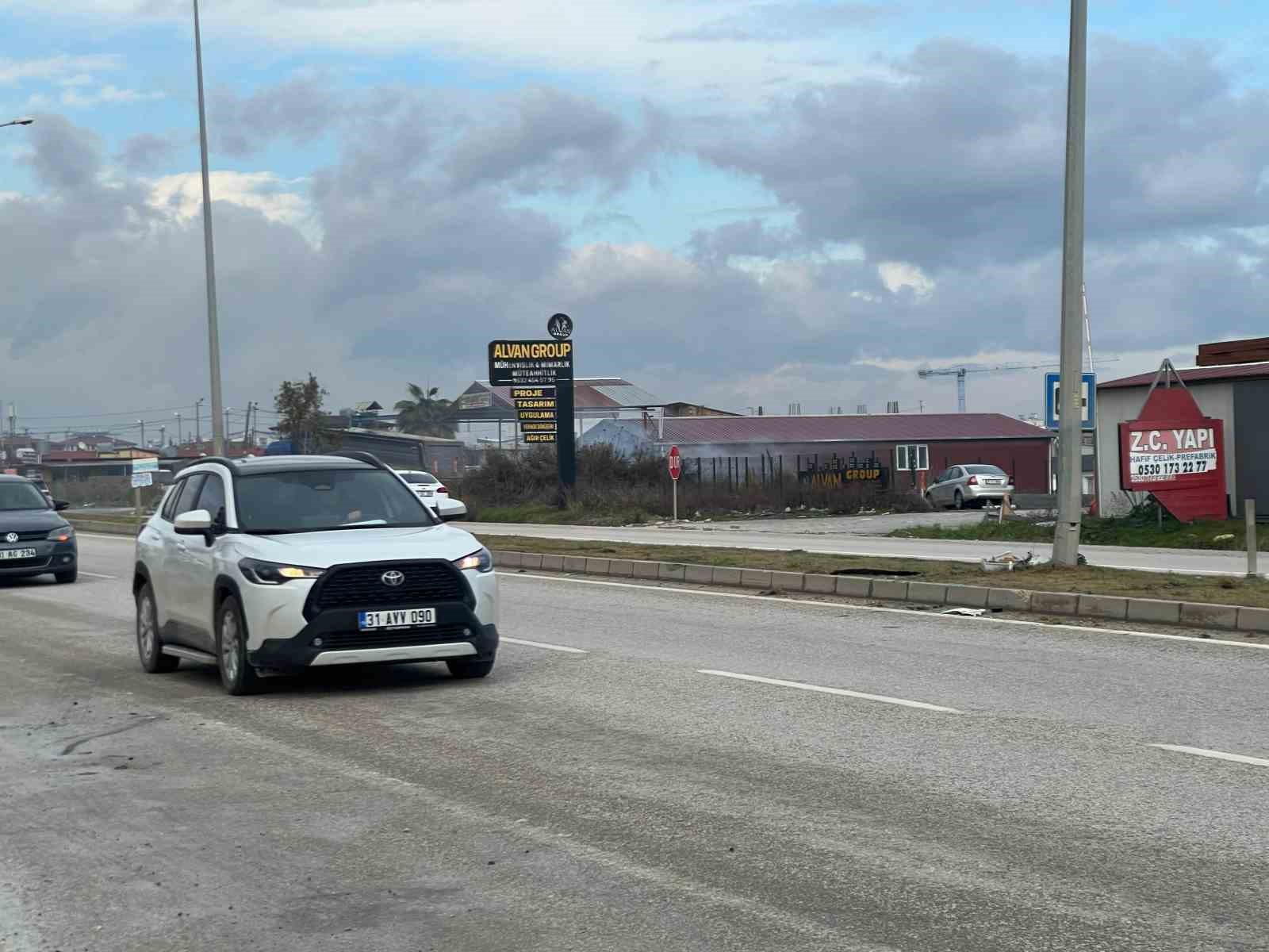 surucusunun kontrolunu kaybettigi otomobilin aydinlatma diregine carptigi anlar kamerada 3 lXPAHkNQ