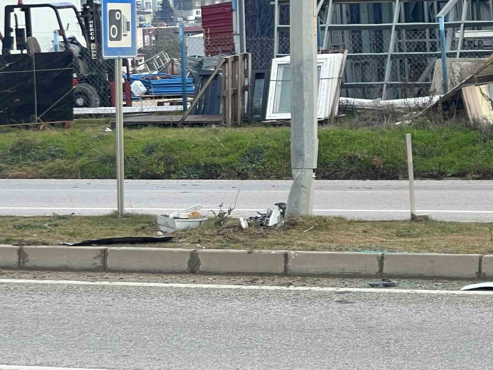 surucusunun kontrolunu kaybettigi otomobilin aydinlatma diregine carptigi anlar kamerada 4 InPNmnpO
