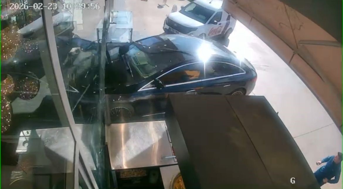 surucusunun kontrolunu kaybettigi otomobilin pastaneye girdigi an kameraya yansidi 0
