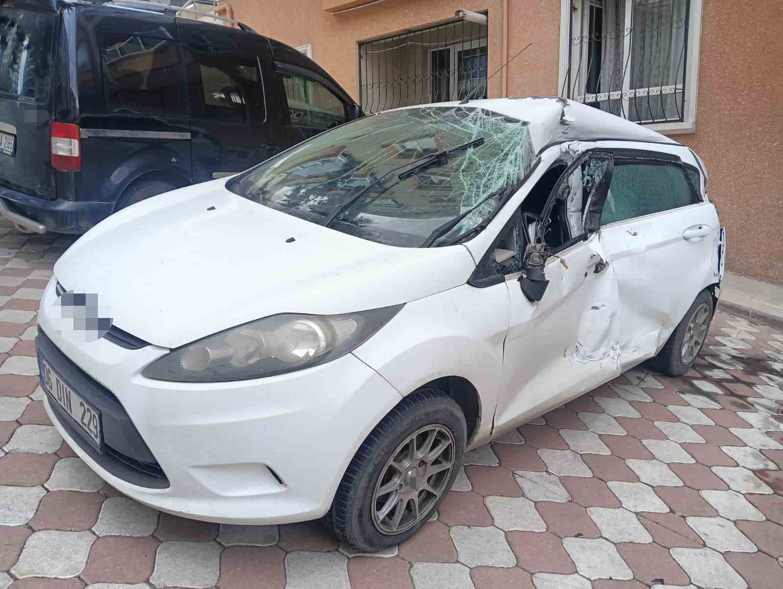 surucusunun kontrolunu kaybettigi tir park halindeki 4 otomobile carpti 0 IwGeErIs