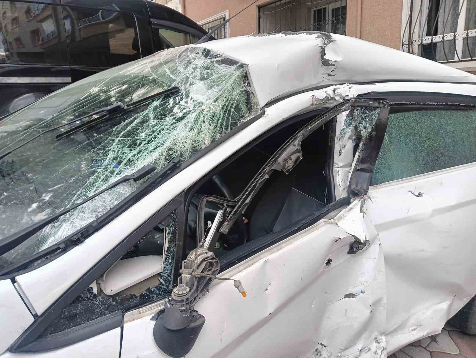surucusunun kontrolunu kaybettigi tir park halindeki 4 otomobile carpti 1 bM6jjrq6