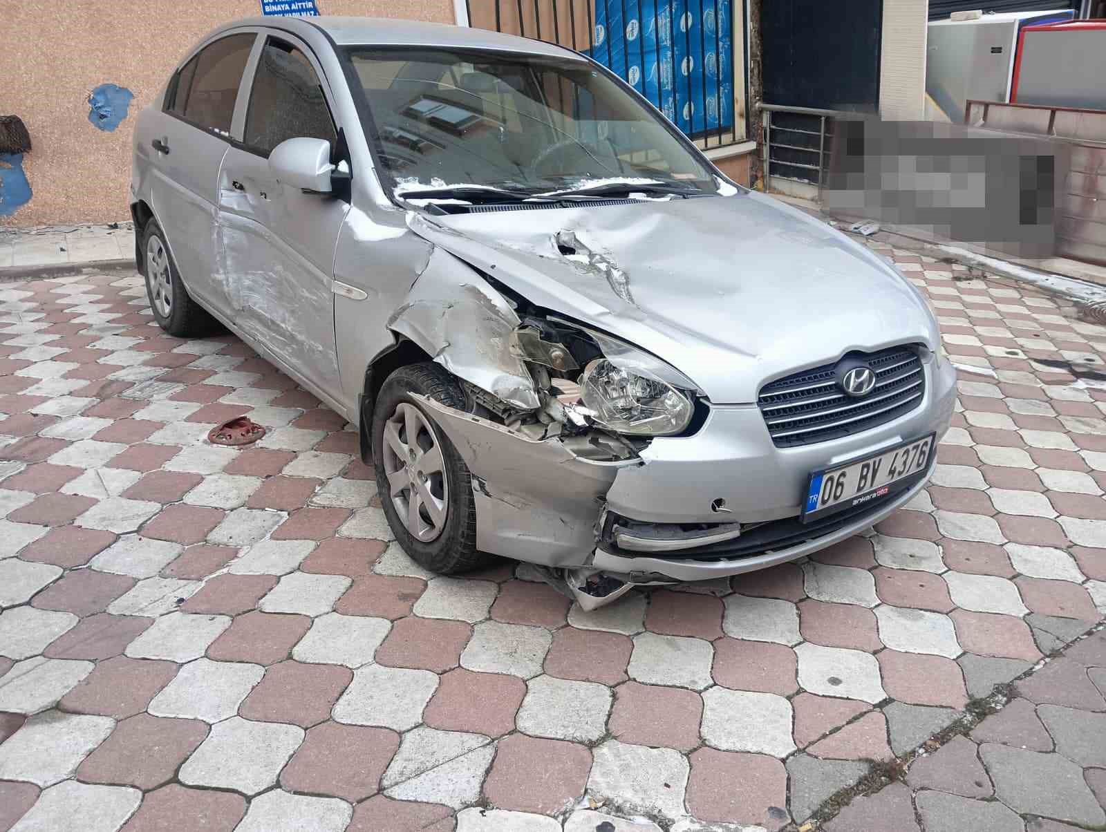 surucusunun kontrolunu kaybettigi tir park halindeki 4 otomobile carpti 2 GuL3WyQp
