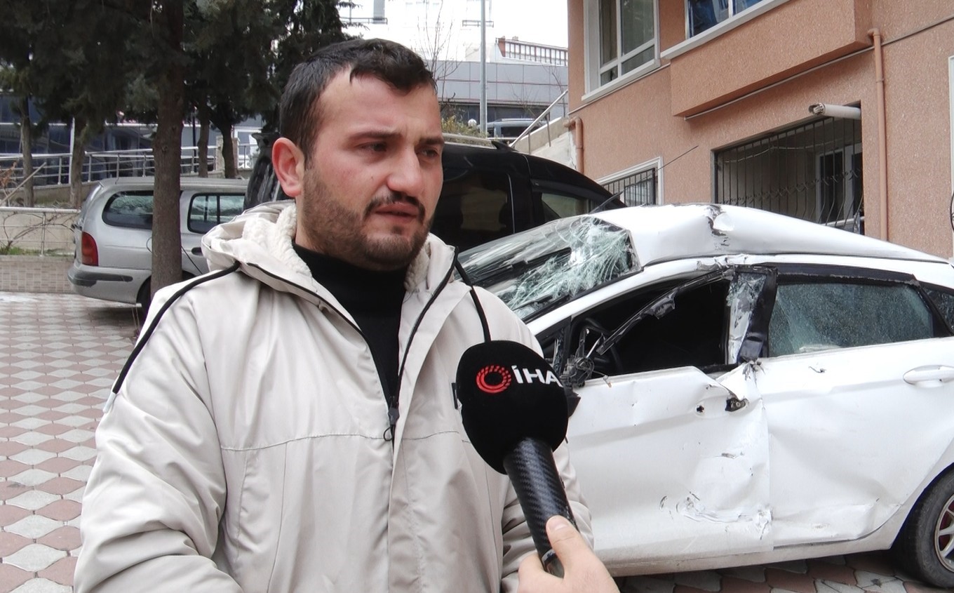 surucusunun kontrolunu kaybettigi tir park halindeki 4 otomobile carpti 3 vUG5a6m1