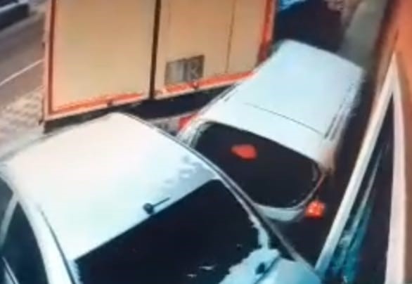 surucusunun kontrolunu kaybettigi tir park halindeki 4 otomobile carpti 4 nmEqRacG