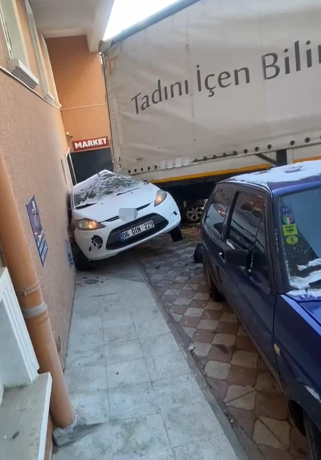 surucusunun kontrolunu kaybettigi tir park halindeki 4 otomobile carpti 5