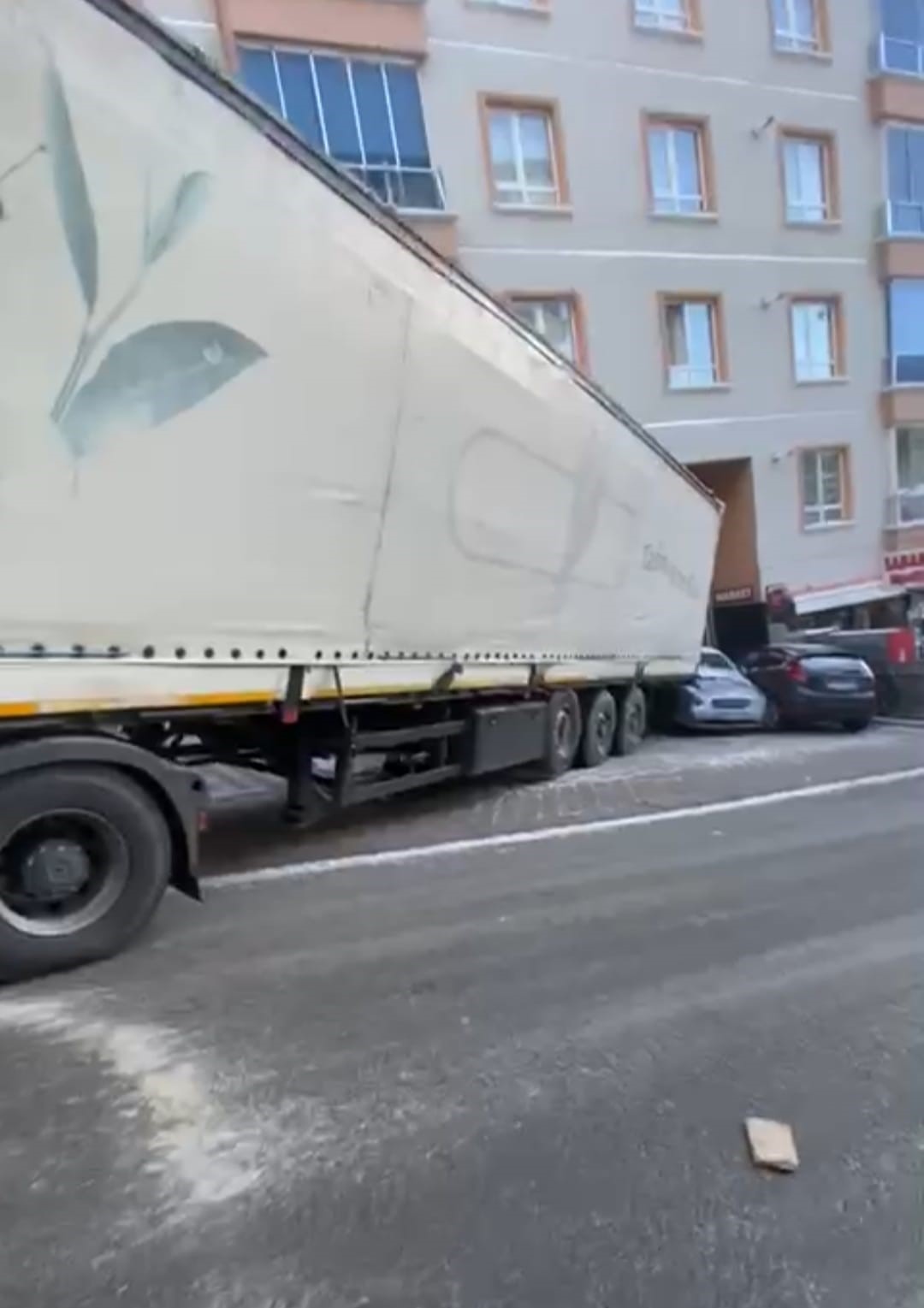 surucusunun kontrolunu kaybettigi tir park halindeki 4 otomobile carpti 6