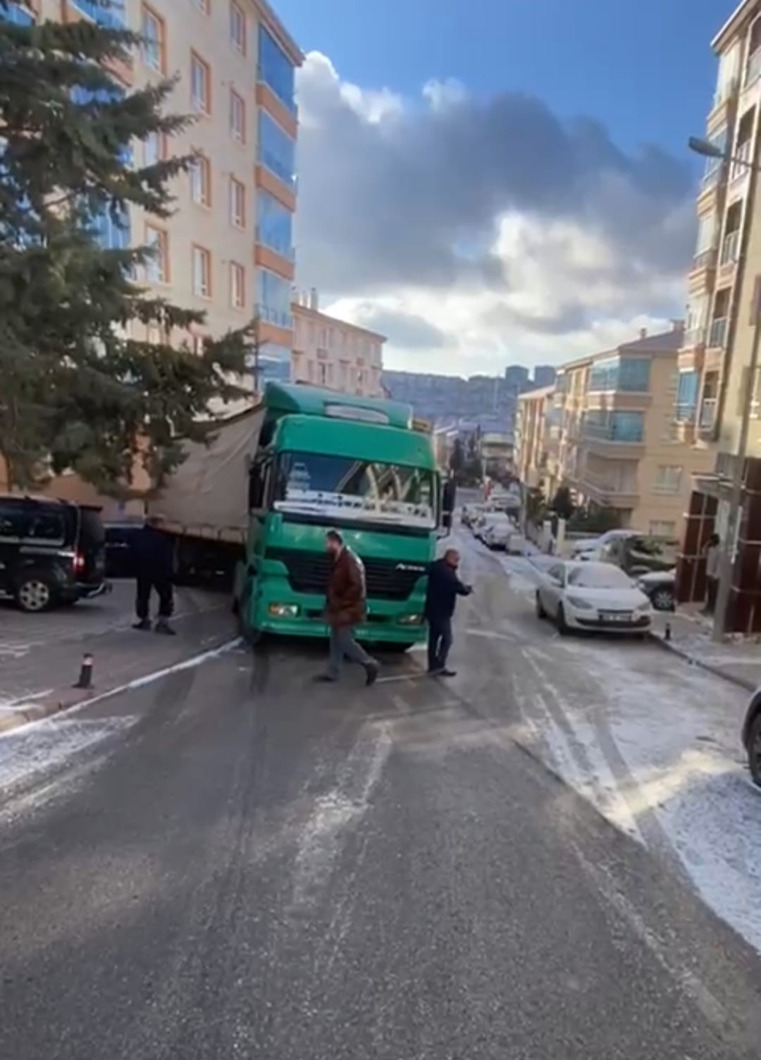 surucusunun kontrolunu kaybettigi tir park halindeki 4 otomobile carpti 7 T9lUdfSV