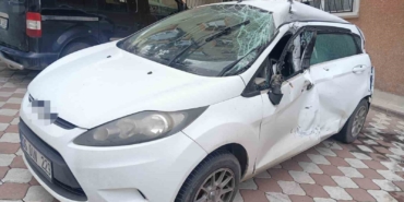 surucusunun-kontrolunu-kaybettigi-tir-park-halindeki-4-otomobile-carpti-yltxLlpf.jpg