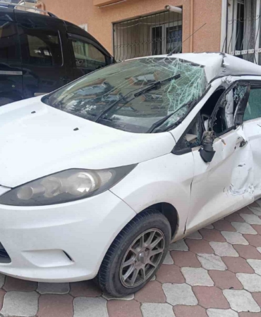 surucusunun-kontrolunu-kaybettigi-tir-park-halindeki-4-otomobile-carpti-yltxLlpf.jpg