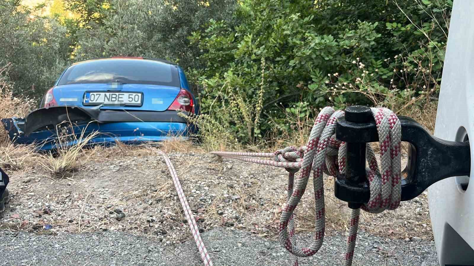 surucusuyle sarampolde asili kalan otomobil beton mikserine halatla sabitlendi 0 kZAnaglQ