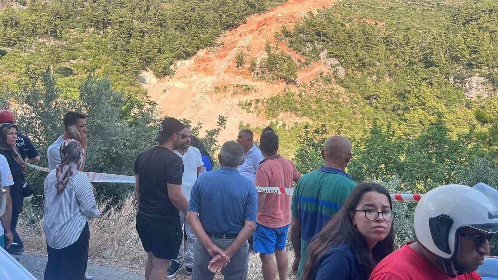 surucusuyle sarampolde asili kalan otomobil beton mikserine halatla sabitlendi 3 8VsFSpjR