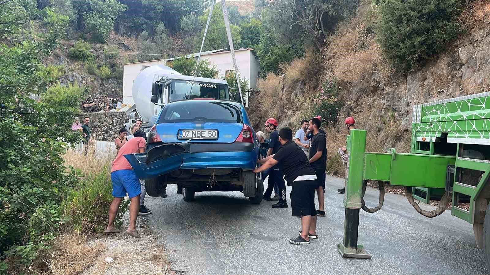 surucusuyle sarampolde asili kalan otomobil beton mikserine halatla sabitlendi 4