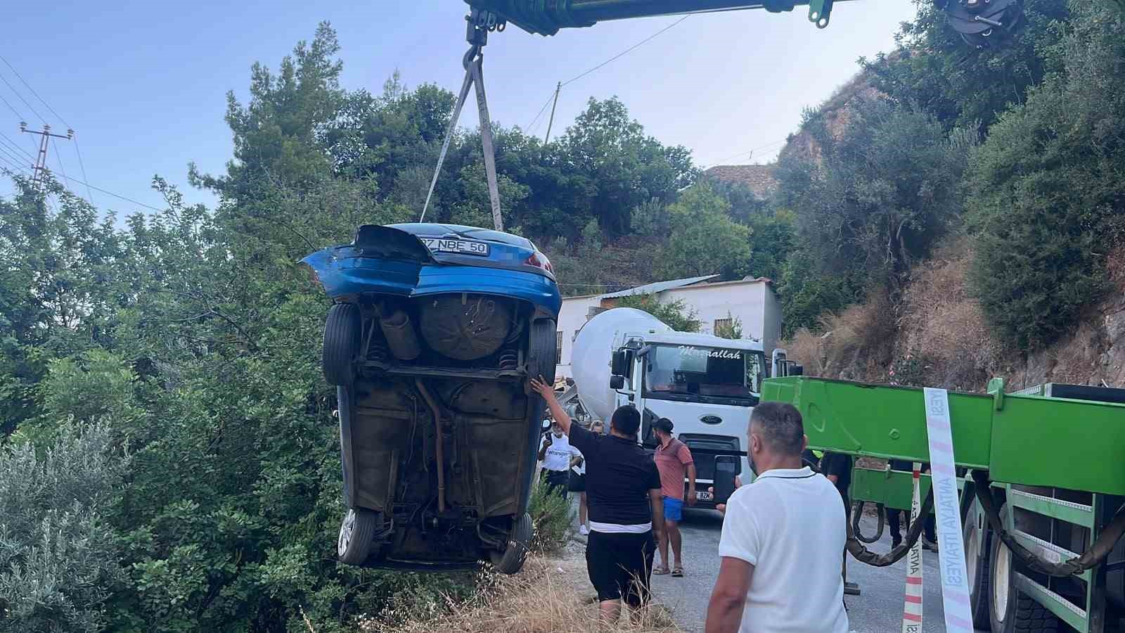 surucusuyle sarampolde asili kalan otomobil beton mikserine halatla sabitlendi 5 vy1qdiCl