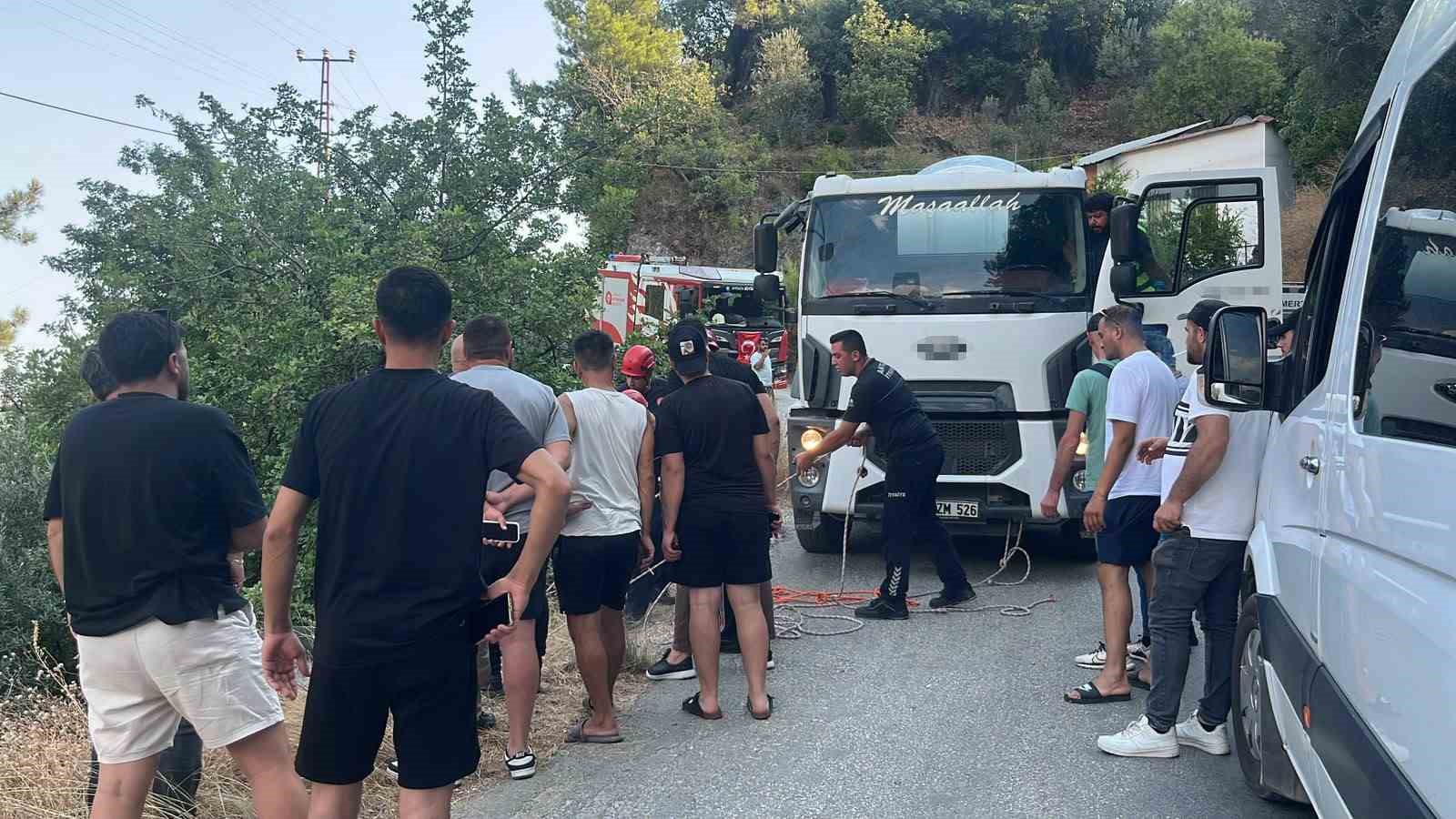 surucusuyle sarampolde asili kalan otomobil beton mikserine halatla sabitlendi 6 ABNXwUrc