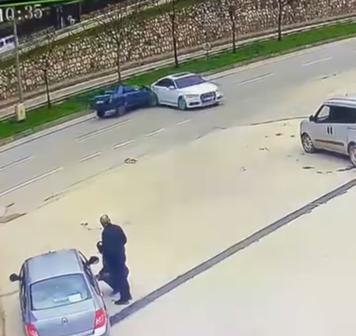 surucusuz arac trafige cikti kaza boyle geldi 1 bFYnFAsL