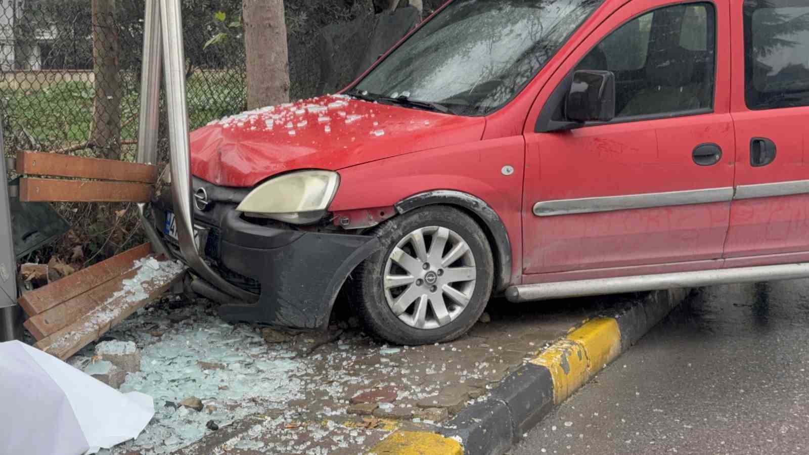 surucusuz hareket eden arac duraga carpti 1 mvLOKm2y
