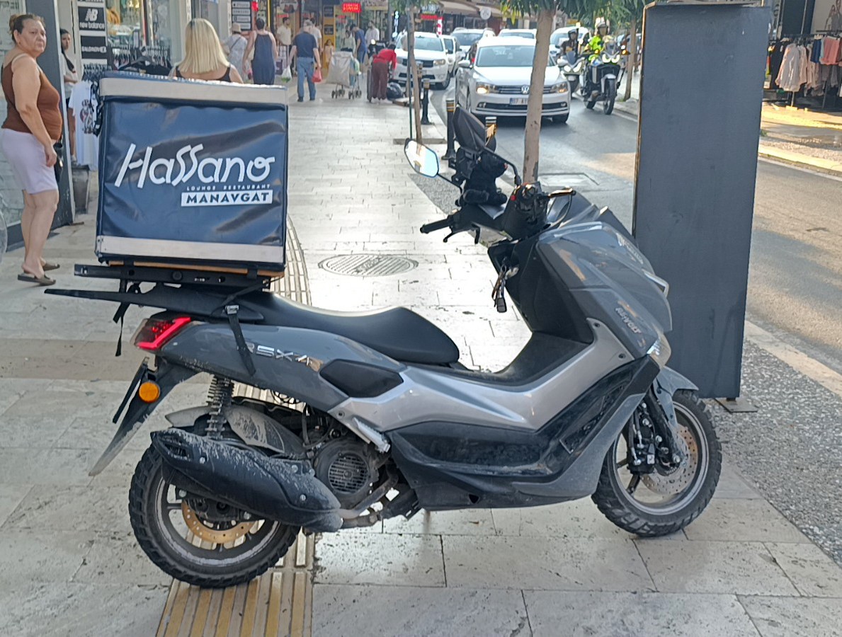 Sürüklenen motosiklet yayaların arasına daldı: 3 yaralı 4 suruklenen motosiklet yayalarin arasina daldi 3 yarali 0 dLHaSVJv