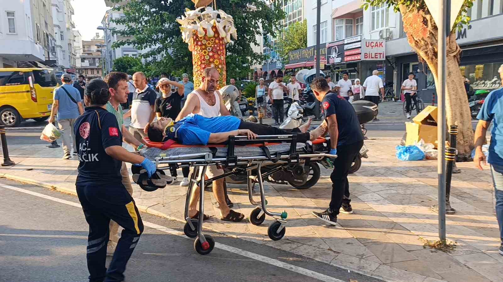 Sürüklenen motosiklet yayaların arasına daldı: 3 yaralı 5 suruklenen motosiklet yayalarin arasina daldi 3 yarali 1 QTvvjuBh