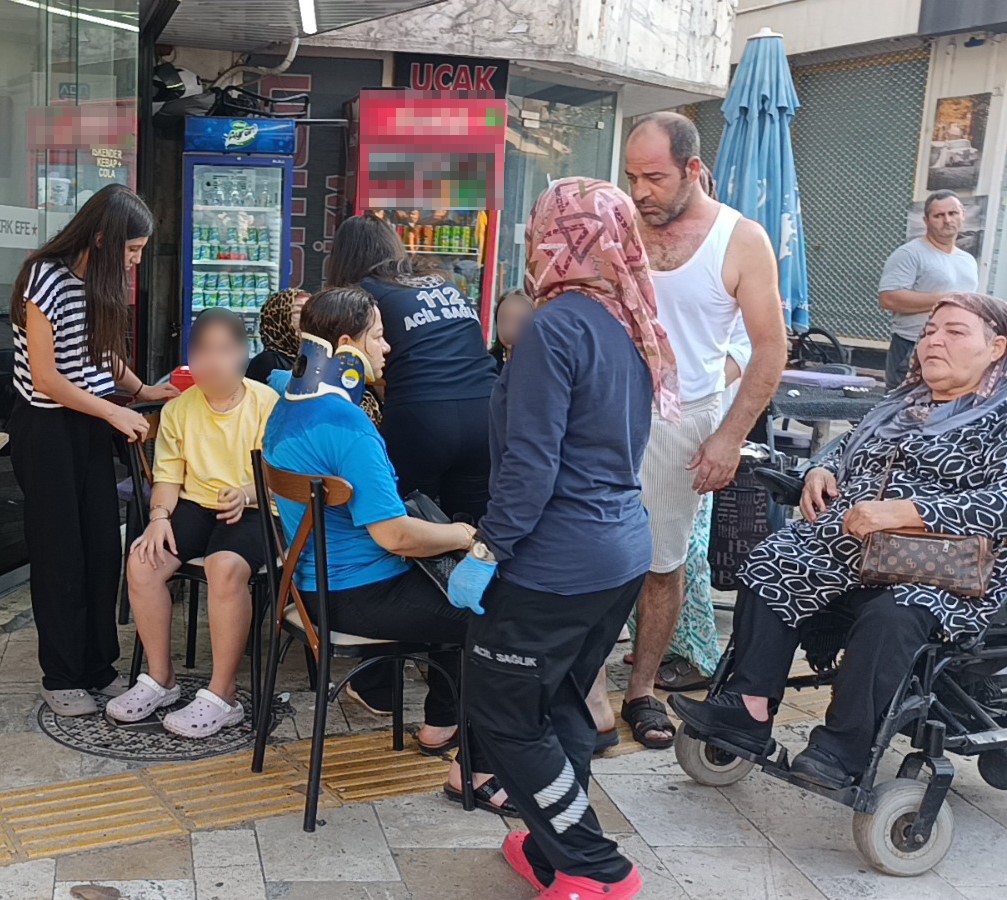 Sürüklenen motosiklet yayaların arasına daldı: 3 yaralı 7 suruklenen motosiklet yayalarin arasina daldi 3 yarali 3 DteTm6cU
