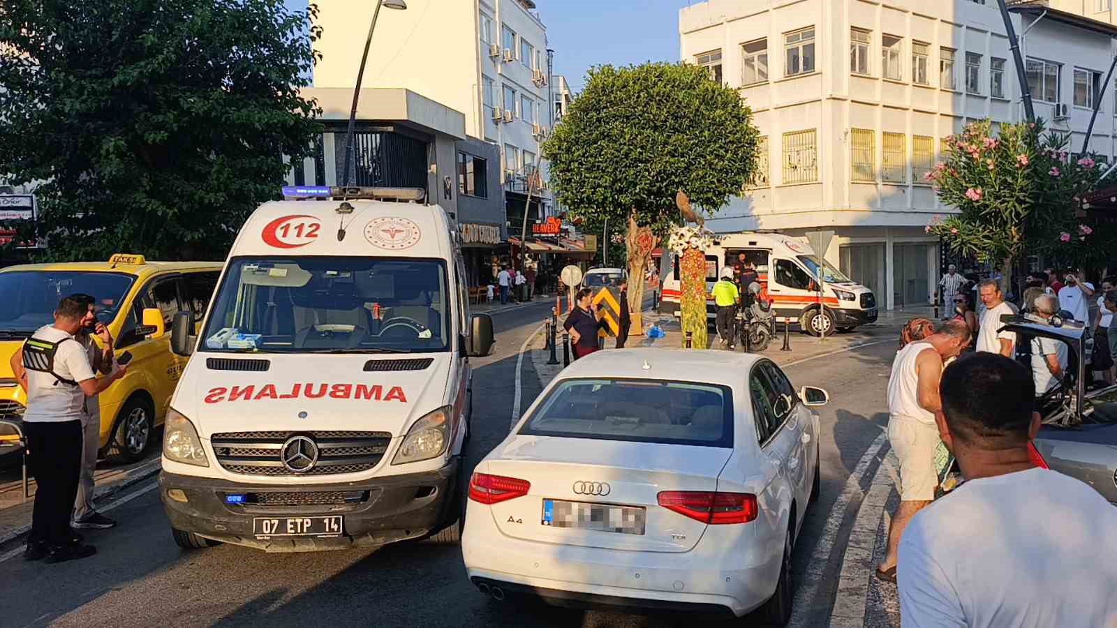 Sürüklenen motosiklet yayaların arasına daldı: 3 yaralı 8 suruklenen motosiklet yayalarin arasina daldi 3 yarali 4