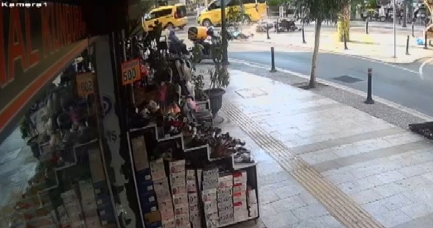 Sürüklenen motosiklet yayaların arasına daldı: 3 yaralı 9 suruklenen motosiklet yayalarin arasina daldi 3 yarali 5 OmcHBEuM