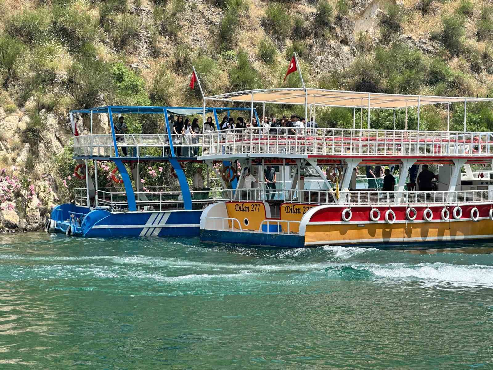 Sürüklenen teknedeki turistleri jandarma tahliye etti 5 suruklenen teknedeki turistleri jandarma tahliye etti 1 1Fi5k6q8