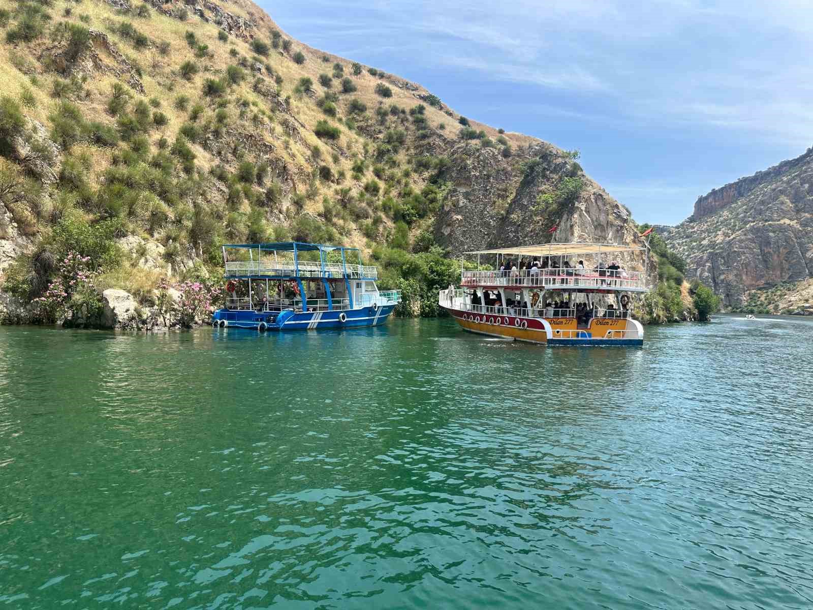 Sürüklenen teknedeki turistleri jandarma tahliye etti 6 suruklenen teknedeki turistleri jandarma tahliye etti 2 LWS5FcnR