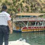 suruklenen-teknedeki-turistleri-jandarma-tahliye-etti-PNCshTYE.jpg