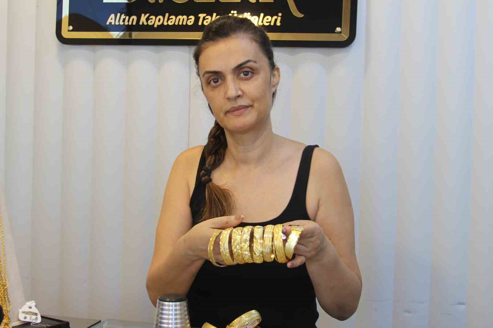 Sürünerek girdiği mağazadan bilezikleri çaldı: 1 milyon TL zarar verdi 6 surunerek girdigi magazadan bilezikleri caldi 1 milyon tl zarar verdi 2