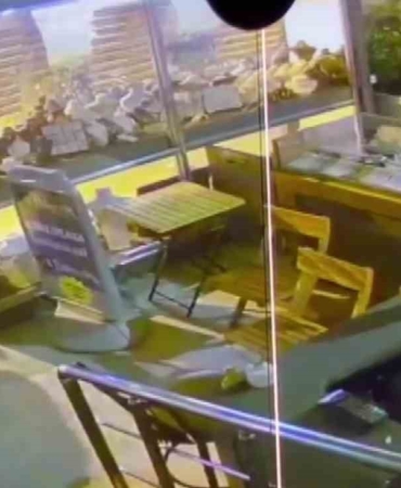 surunerek-girdigi-magazadan-bilezikleri-caldi-1-milyon-tl-zarar-verdi-9BEEB6AN.jpg