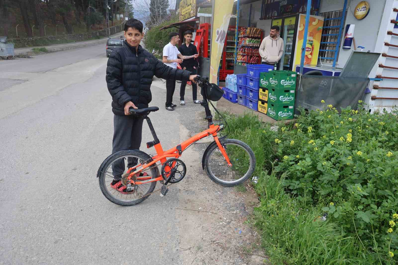 surunun gecisi esnasinda 3 metrelik kuyuya dusen koyunu esnaf kurtardi o anlar kamerada 5 3qRugL1H