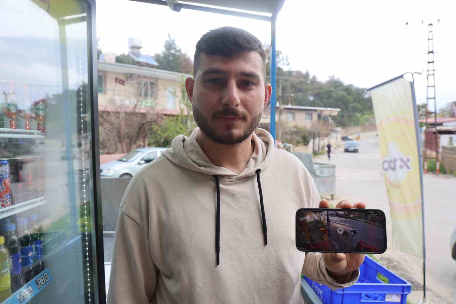 surunun gecisi esnasinda 3 metrelik kuyuya dusen koyunu esnaf kurtardi o anlar kamerada 6 ecGTLkKf
