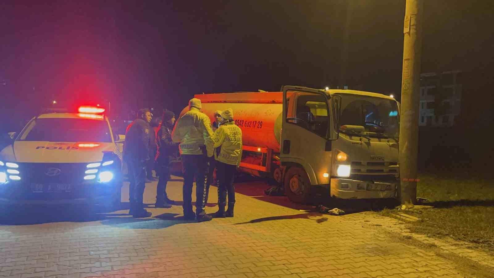 suruyu ezmemek icin manevra yapinca beton direge carpti 0 yT1bXmFu