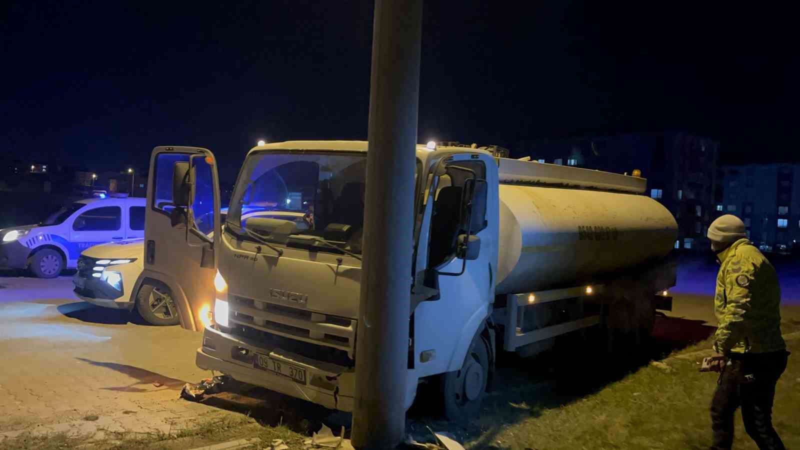 suruyu ezmemek icin manevra yapinca beton direge carpti 1 MhUpqME6