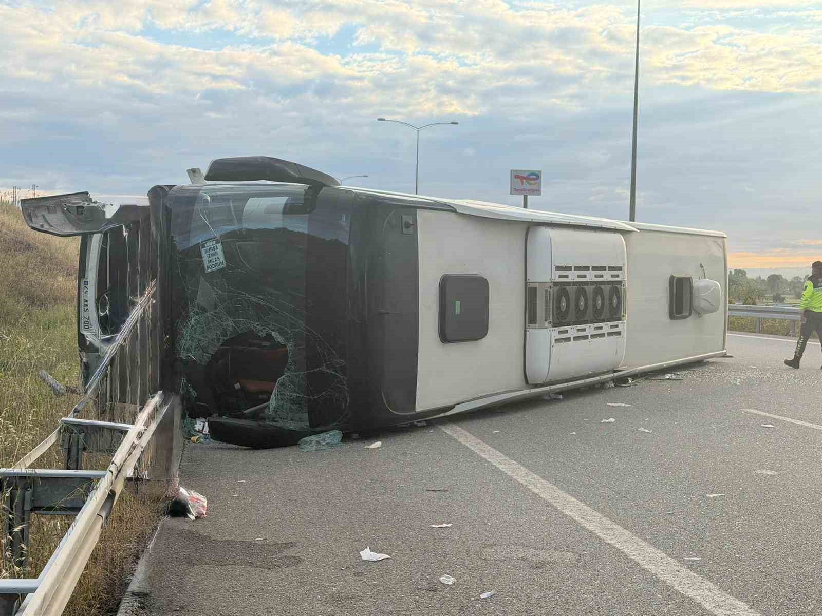 susurlukta yolcu otobusu devrildi 25 yarali 0 EW2eeUHY