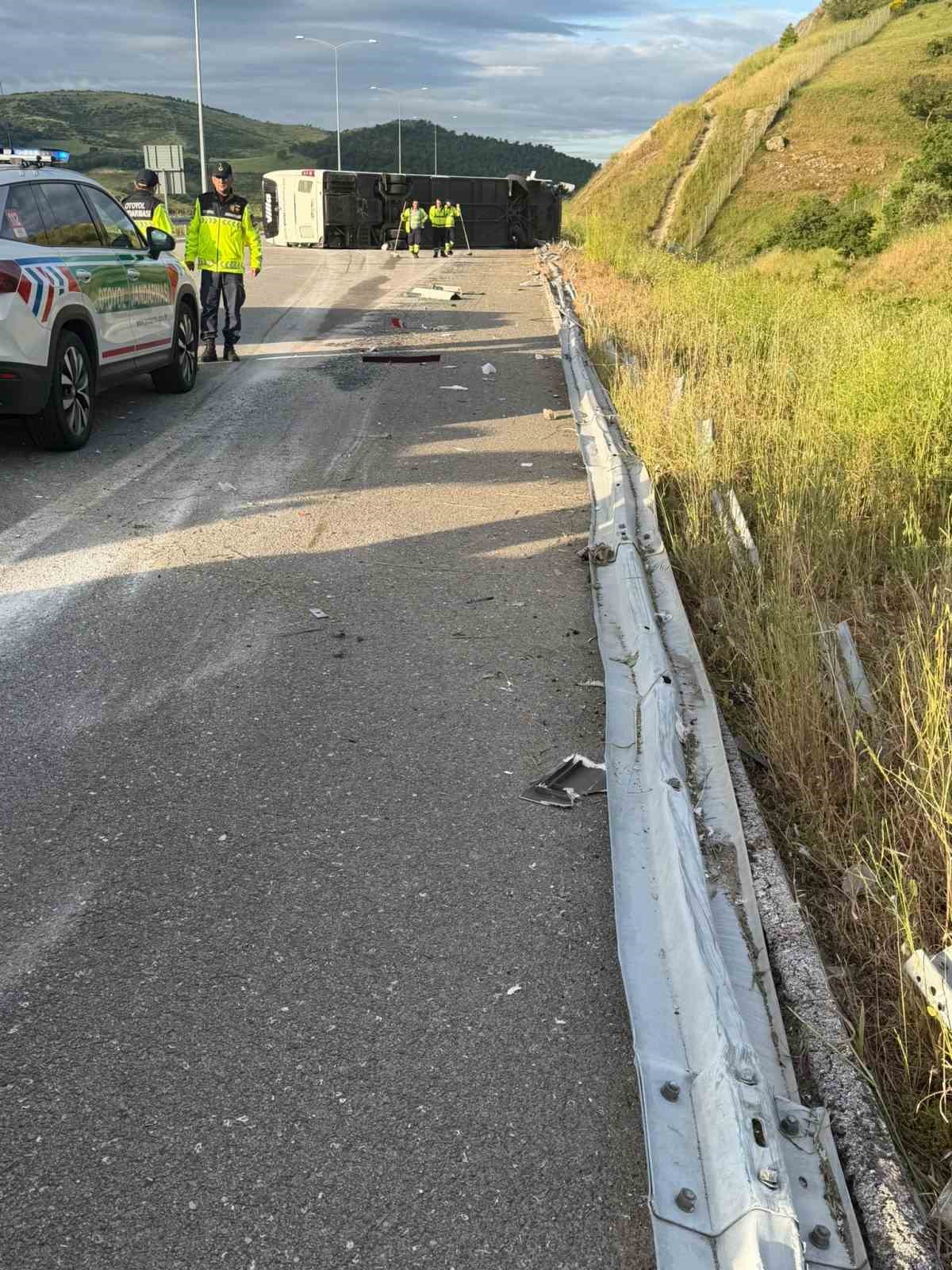 susurlukta yolcu otobusu devrildi 25 yarali 10