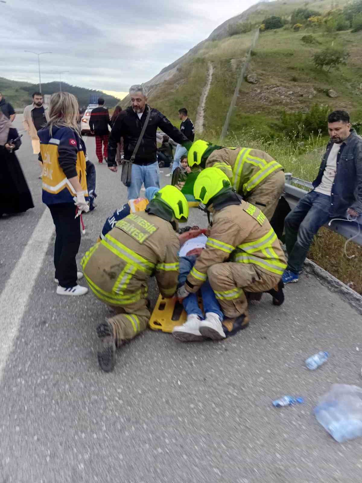 susurlukta yolcu otobusu devrildi 25 yarali 8 5ZM4FetD