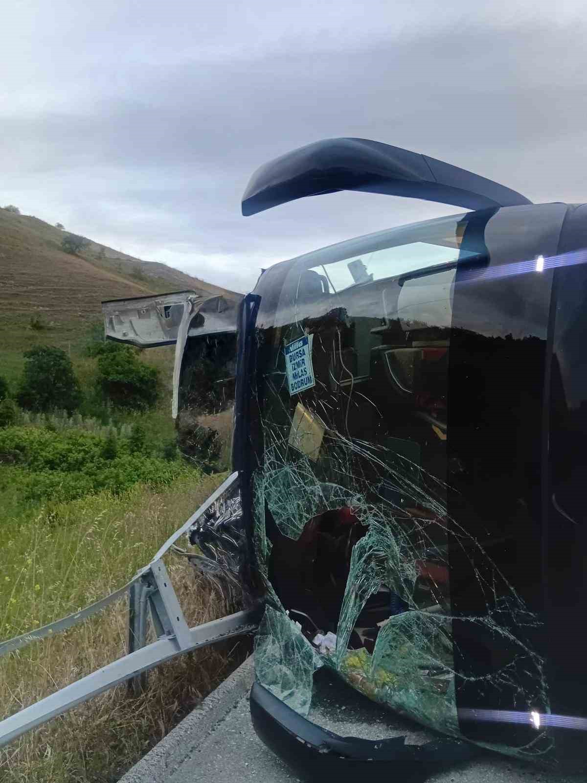 susurlukta yolcu otobusu devrildi 25 yarali 9 htZXyTeB
